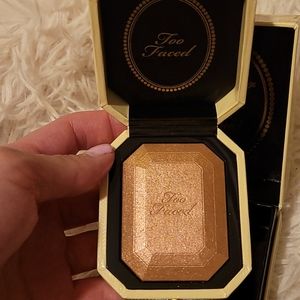 Too faced diamond light highlighter